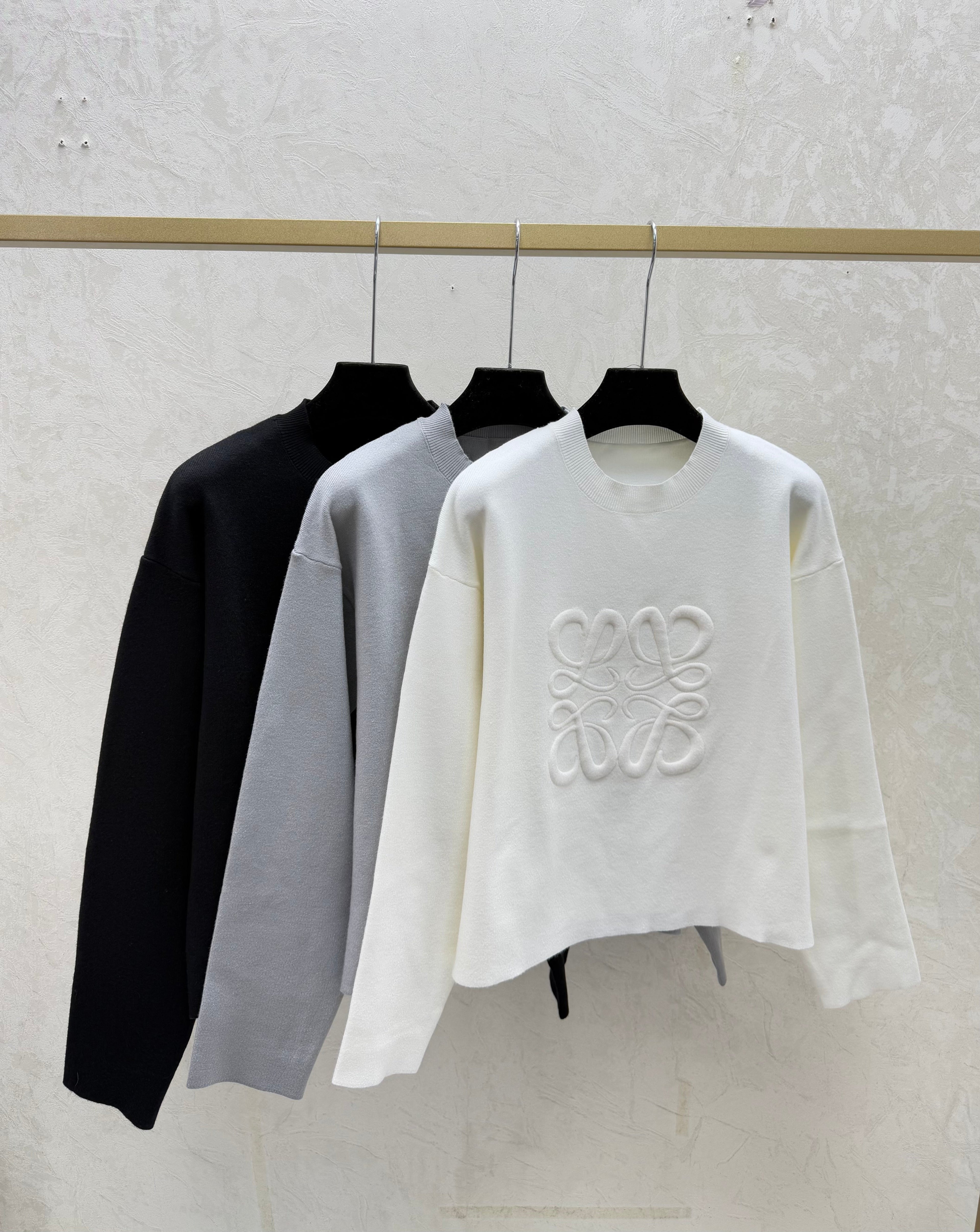 Solid color 3D letter round neck knit long sleeve