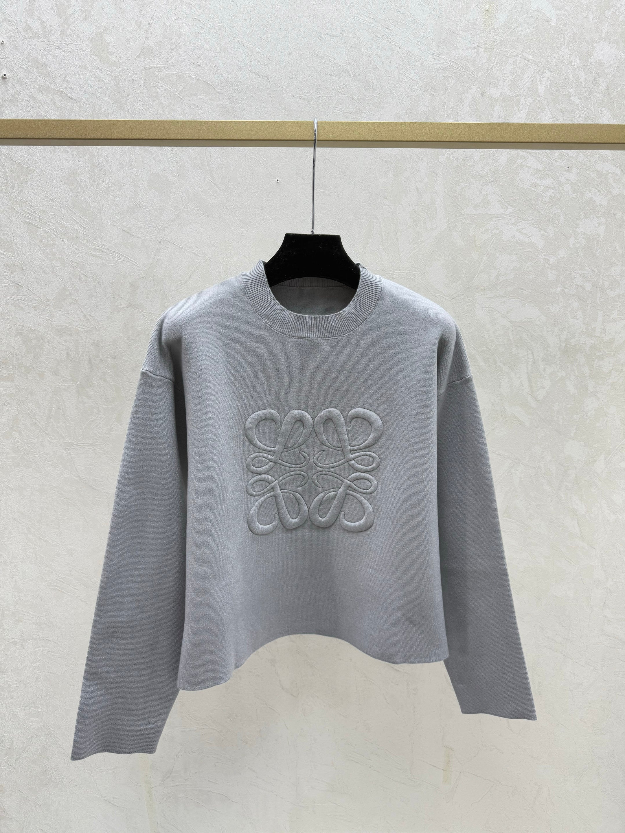 Solid color 3D letter round neck knit long sleeve