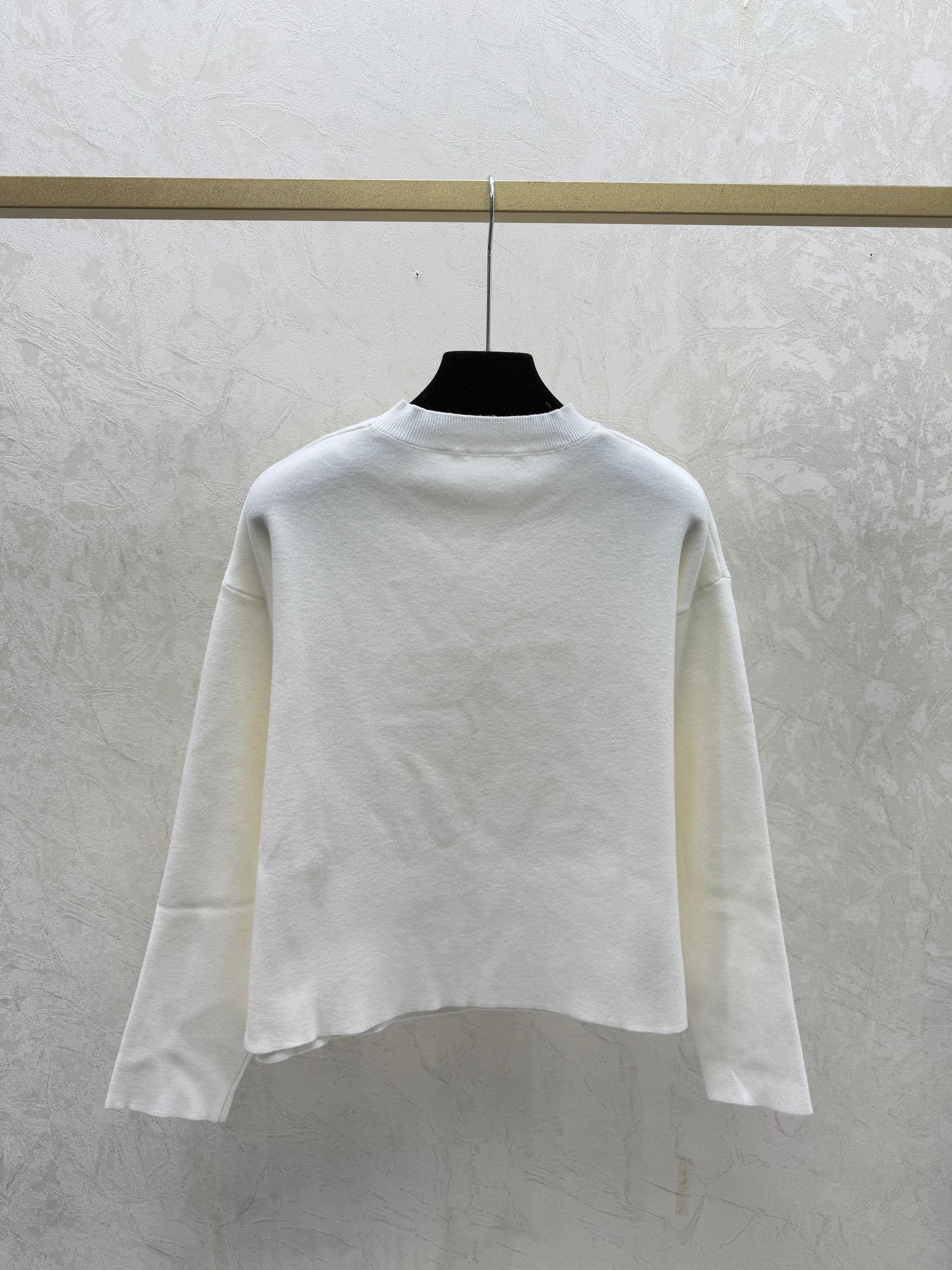 Solid color 3D letter round neck knit long sleeve