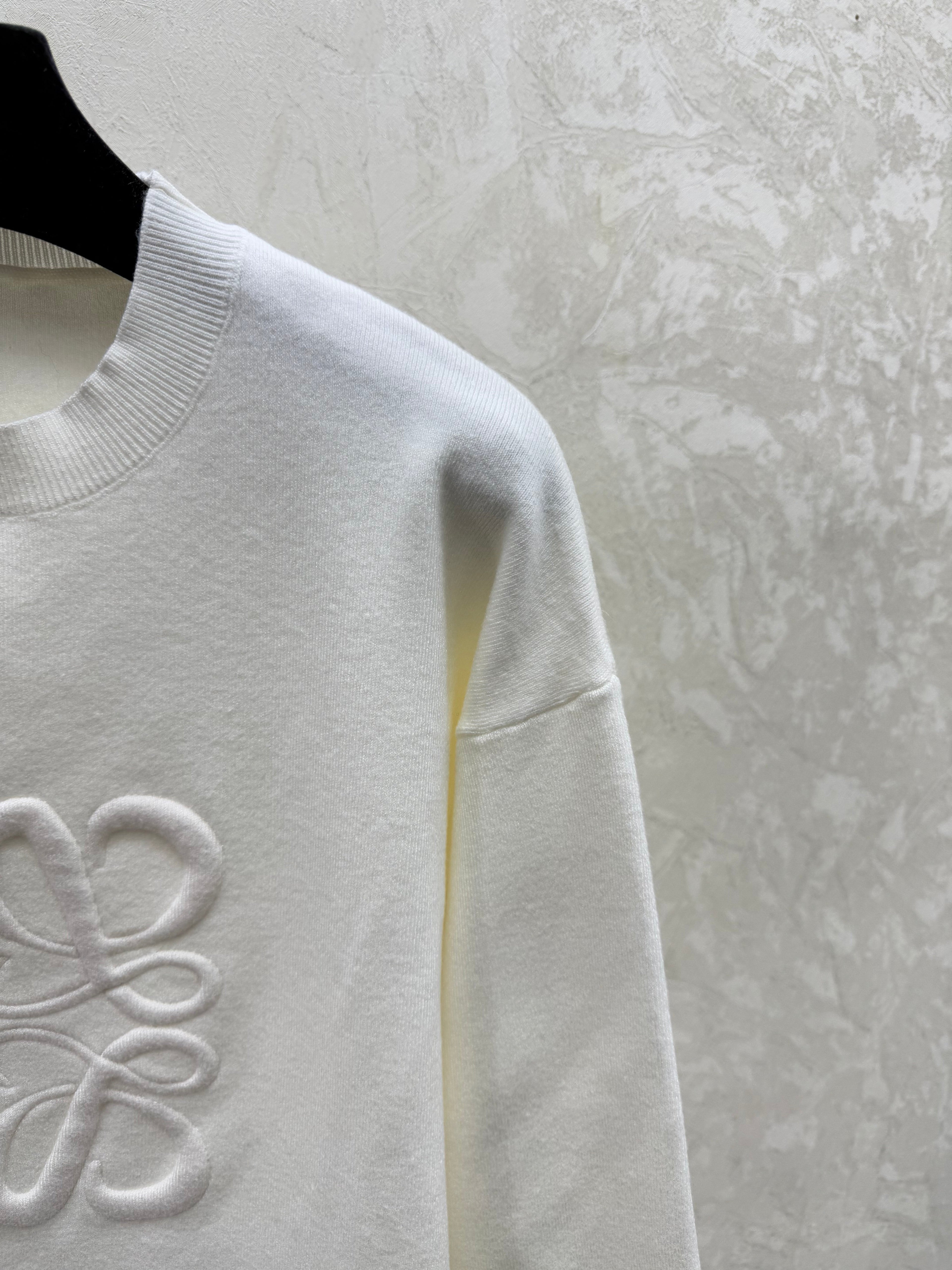 Solid color 3D letter round neck knit long sleeve