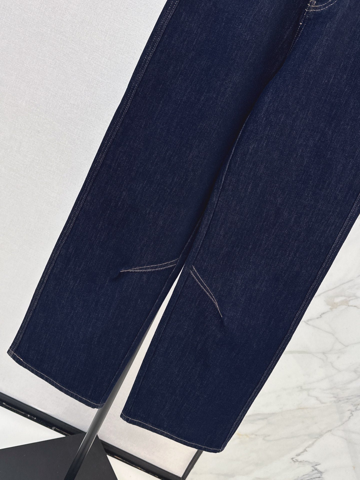 26NEW Versatile and minimalist straight-leg trousers