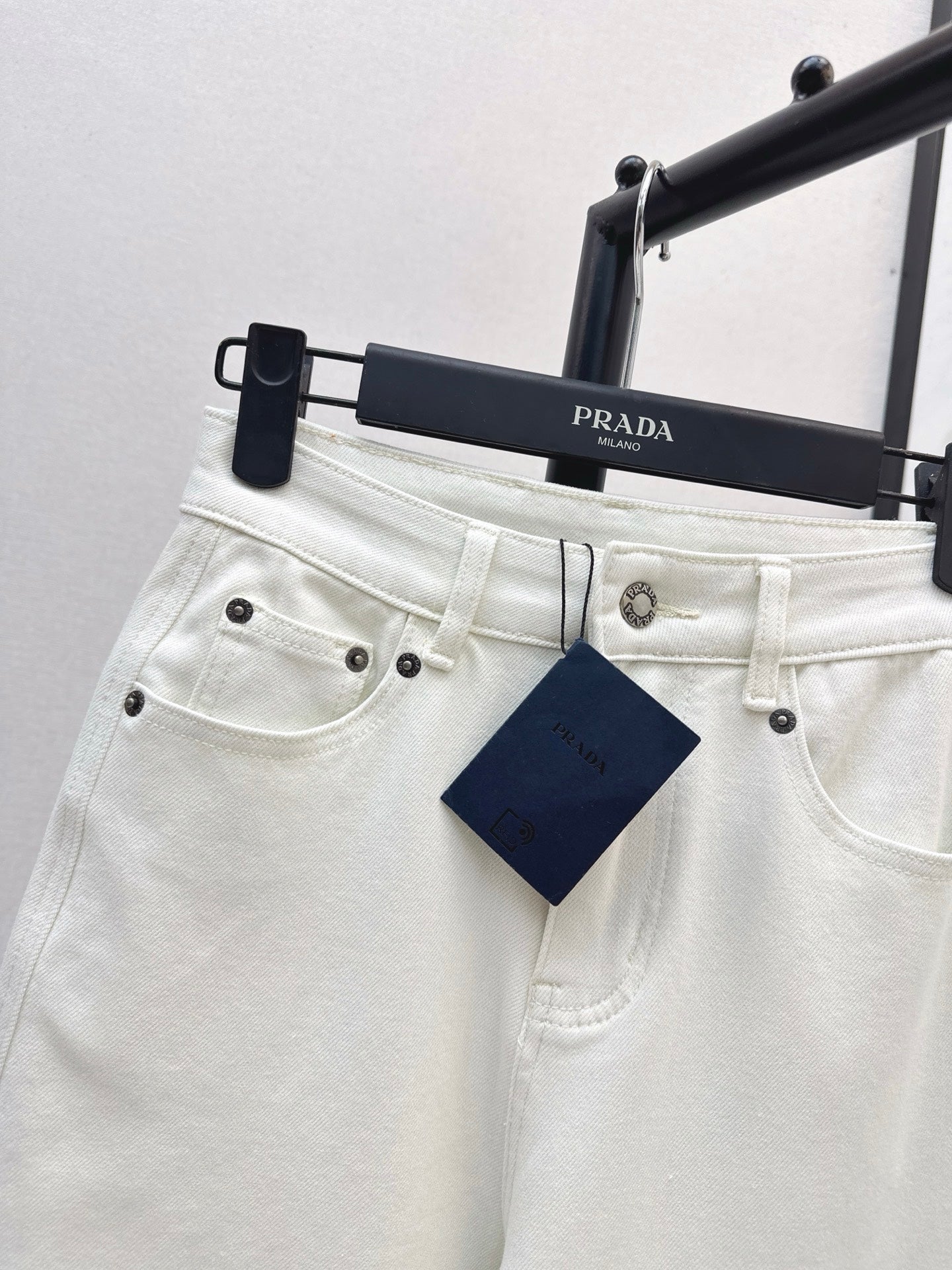 26NEW Versatile and minimalist straight-leg trousers