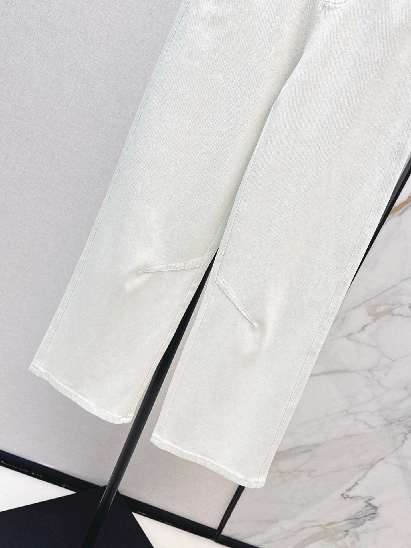 26NEW Versatile and minimalist straight-leg trousers