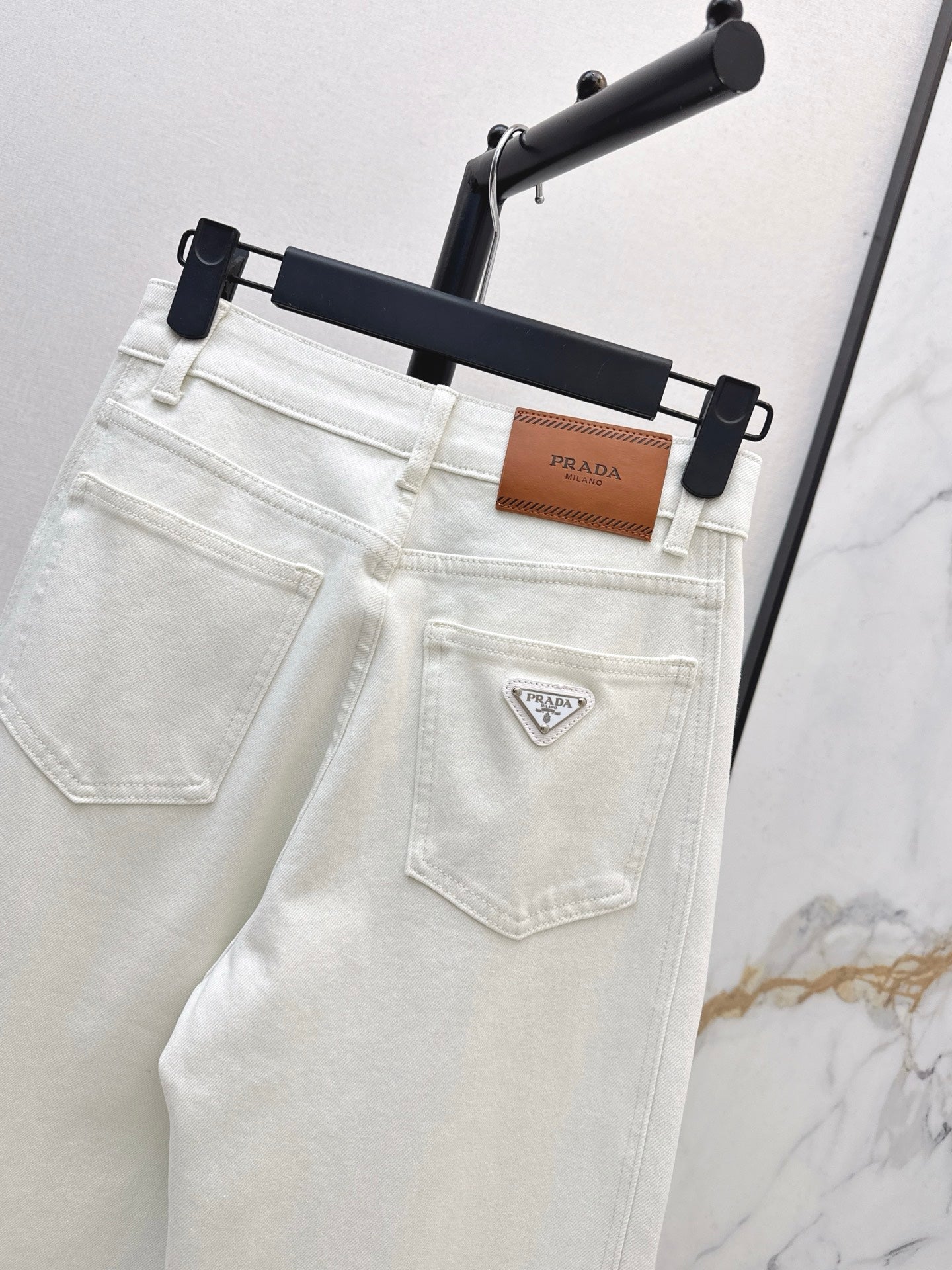 26NEW Versatile and minimalist straight-leg trousers