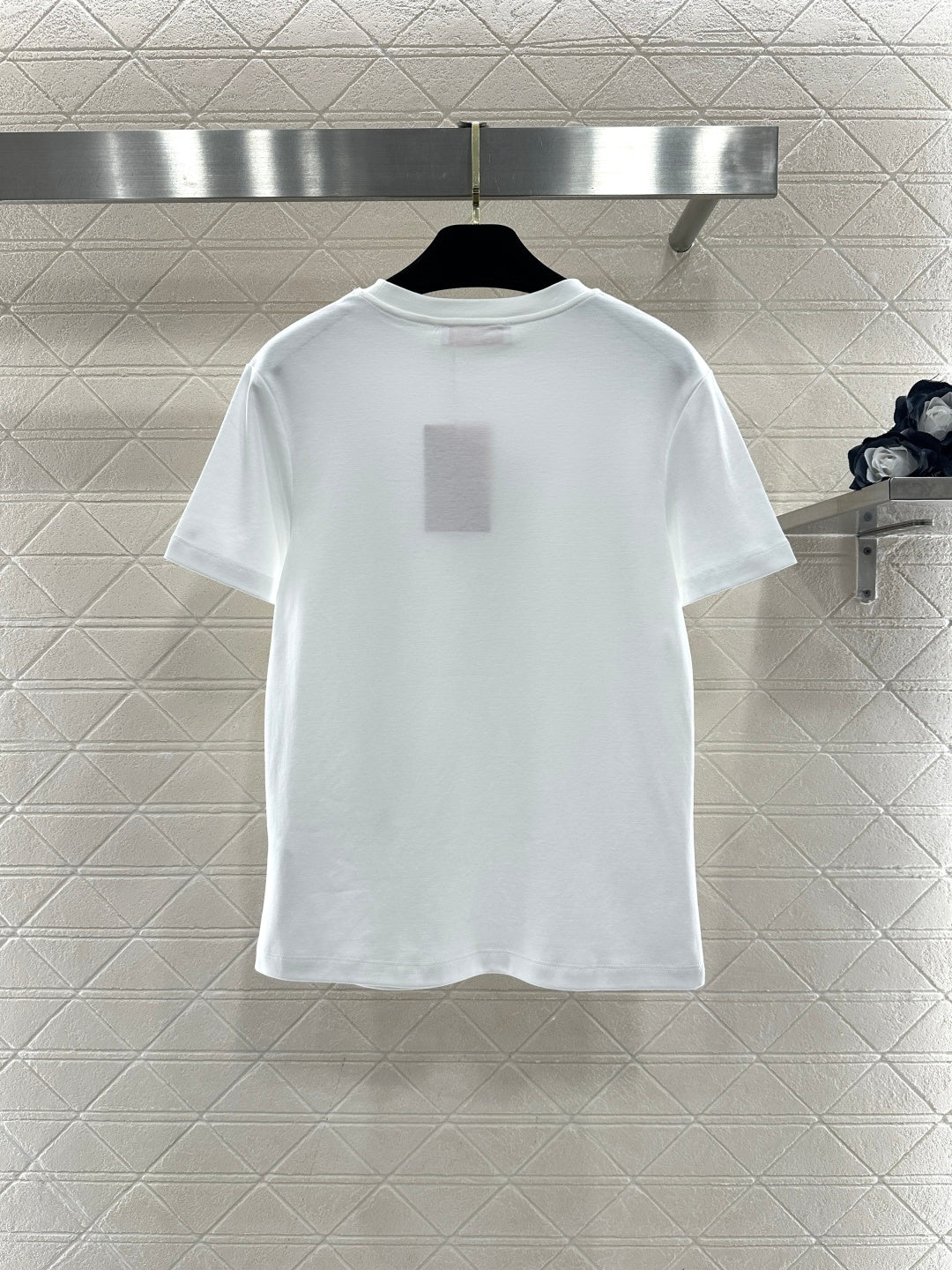 26NEW Round-neck T-shirt with beaded and rhinestone logo