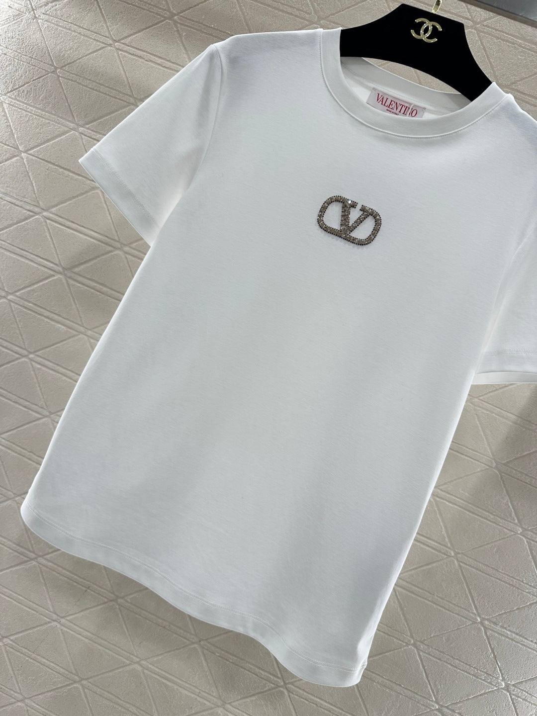 26NEW Round-neck T-shirt with beaded and rhinestone logo