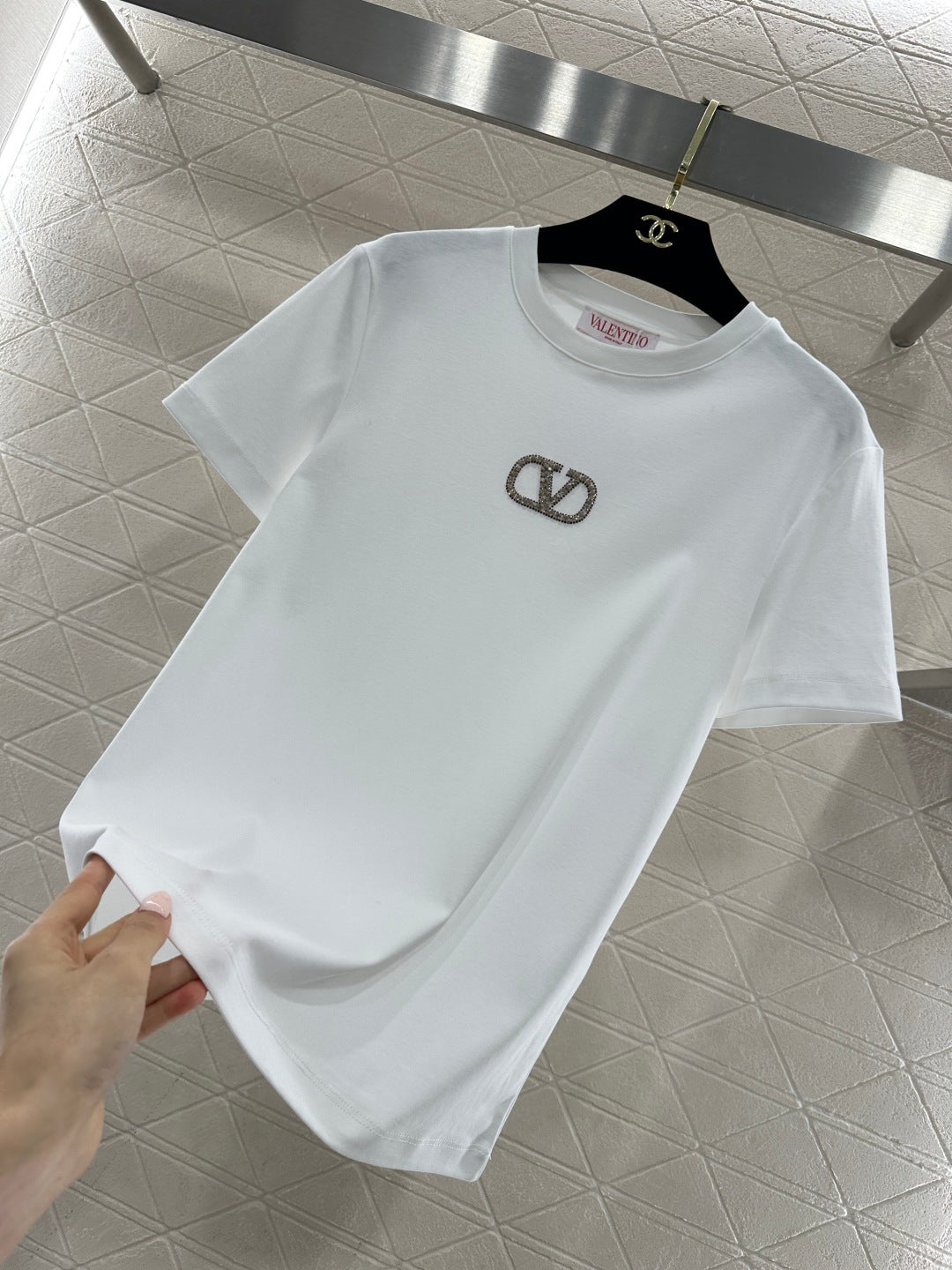 26NEW Round-neck T-shirt with beaded and rhinestone logo