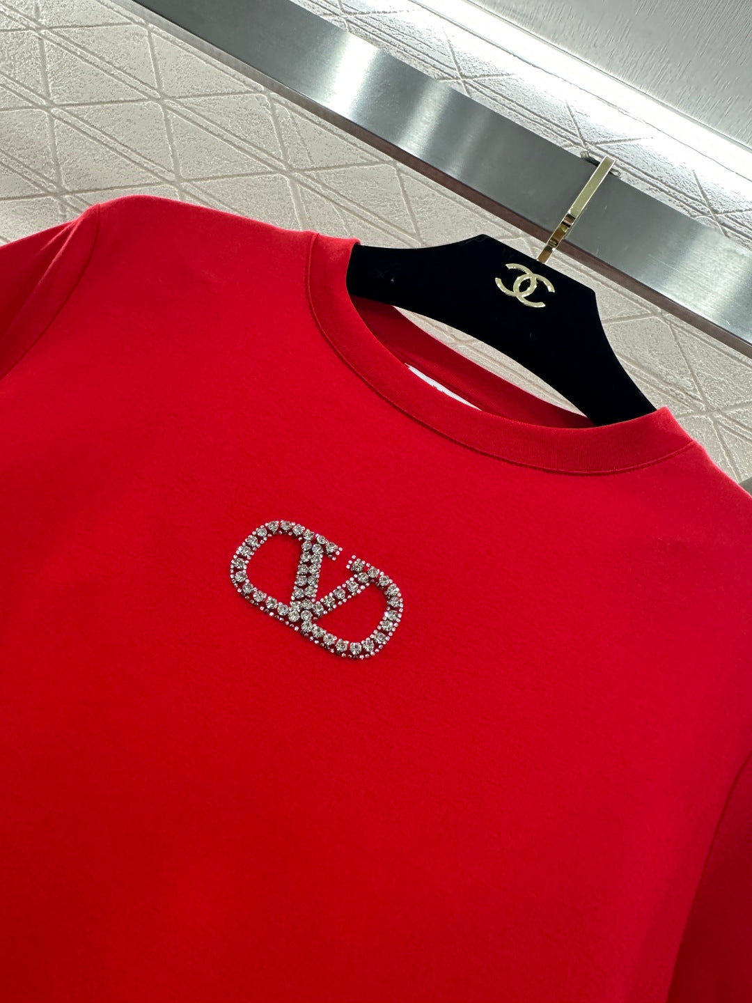 26NEW Round-neck T-shirt with beaded and rhinestone logo