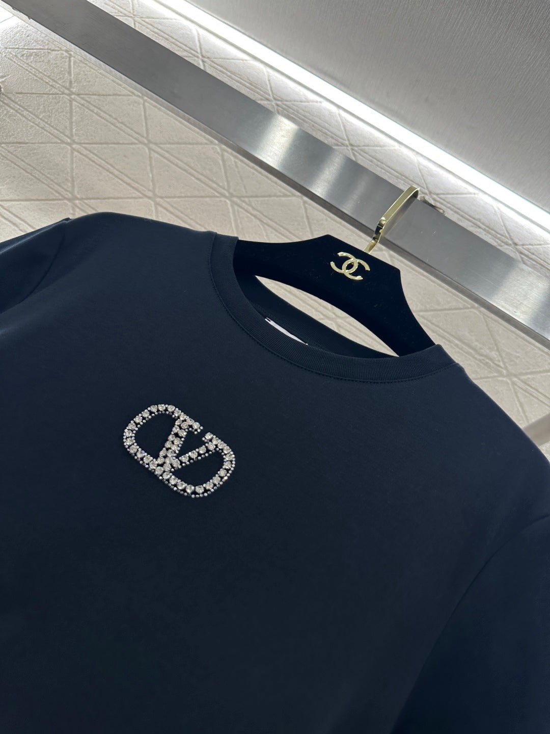26NEW Round-neck T-shirt with beaded and rhinestone logo