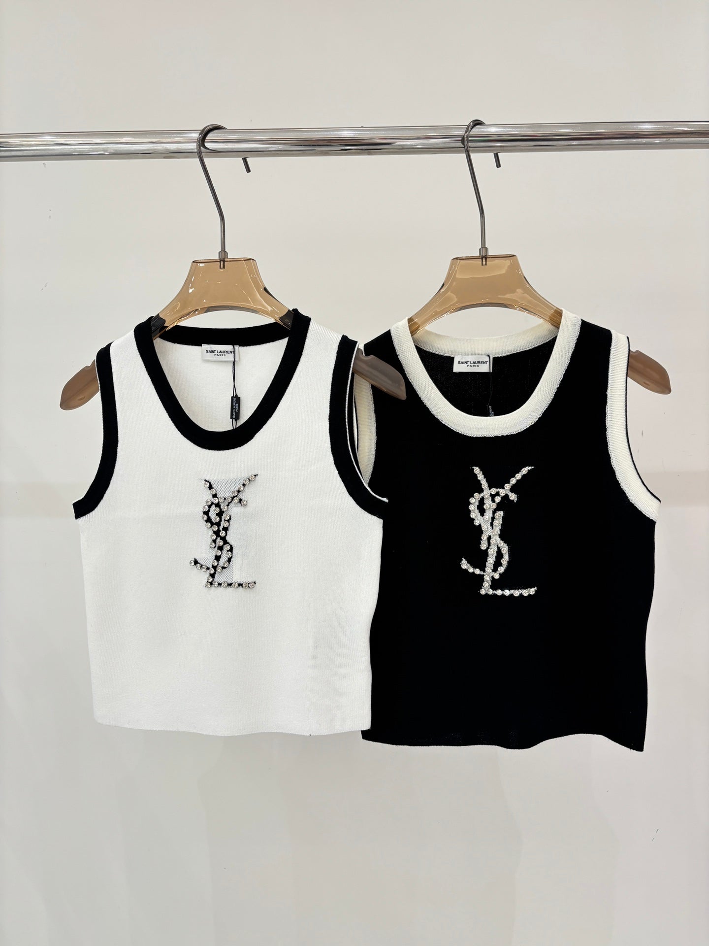 26NEW Color-blocked knitted vest with beaded letter embellishments