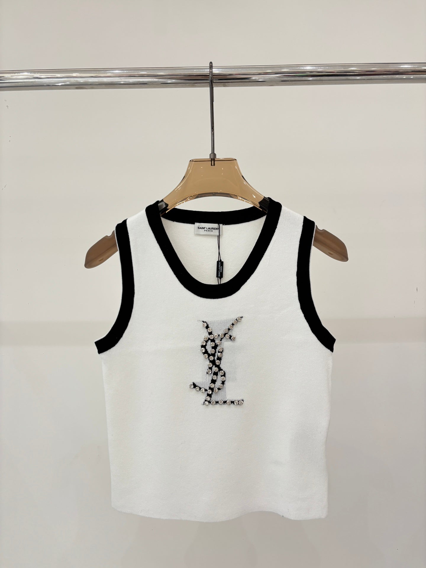 26NEW Color-blocked knitted vest with beaded letter embellishments