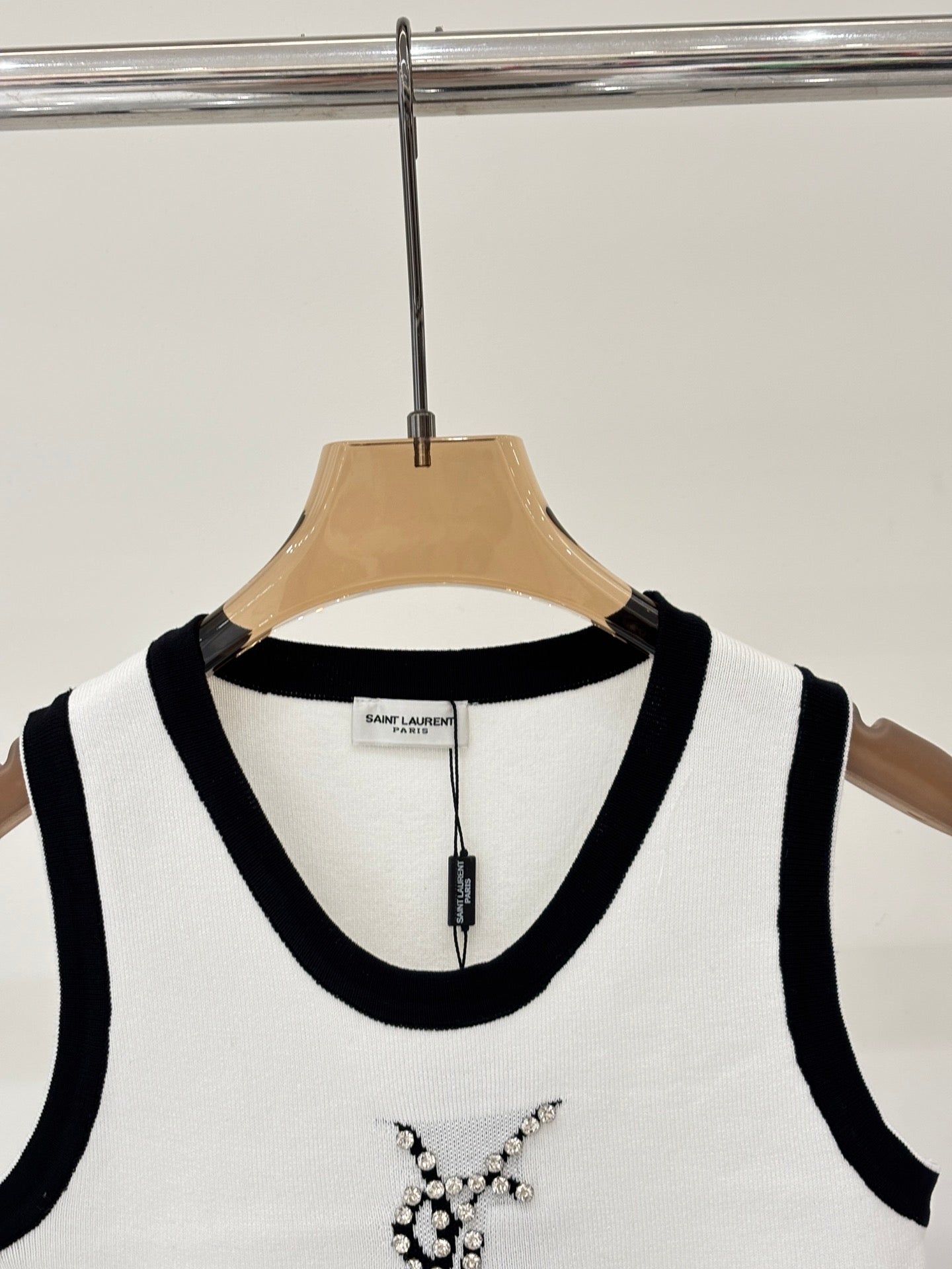 26NEW Color-blocked knitted vest with beaded letter embellishments