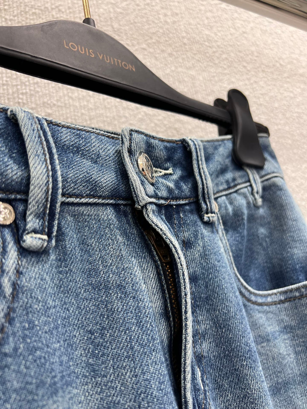 26NEW Pocket Embossed Denim Trousers