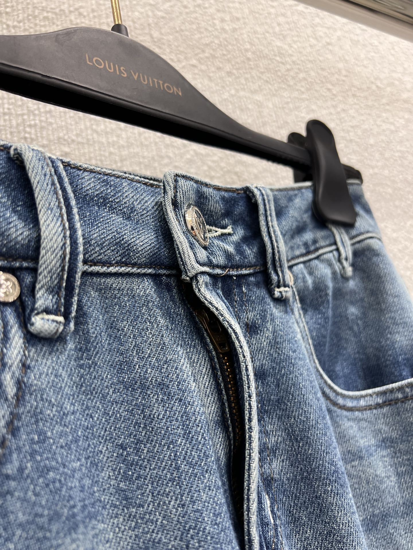 26NEW Pocket Embossed Denim Trousers