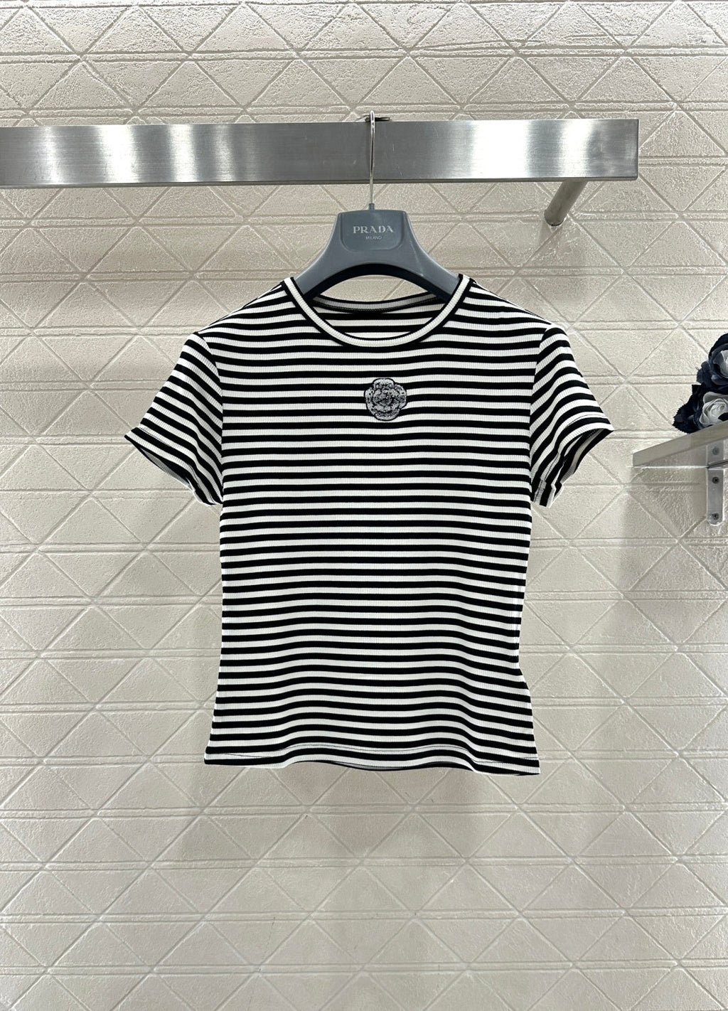 26NEW Short-sleeved T-shirt with Beaded Camellia Stripes on the Shoulders