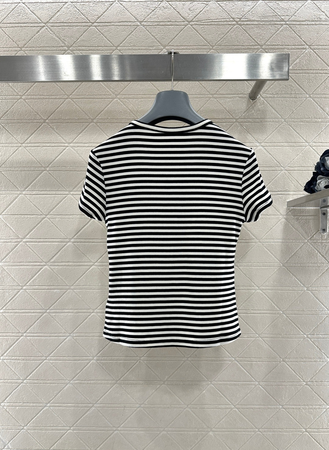 26NEW Short-sleeved T-shirt with Beaded Camellia Stripes on the Shoulders
