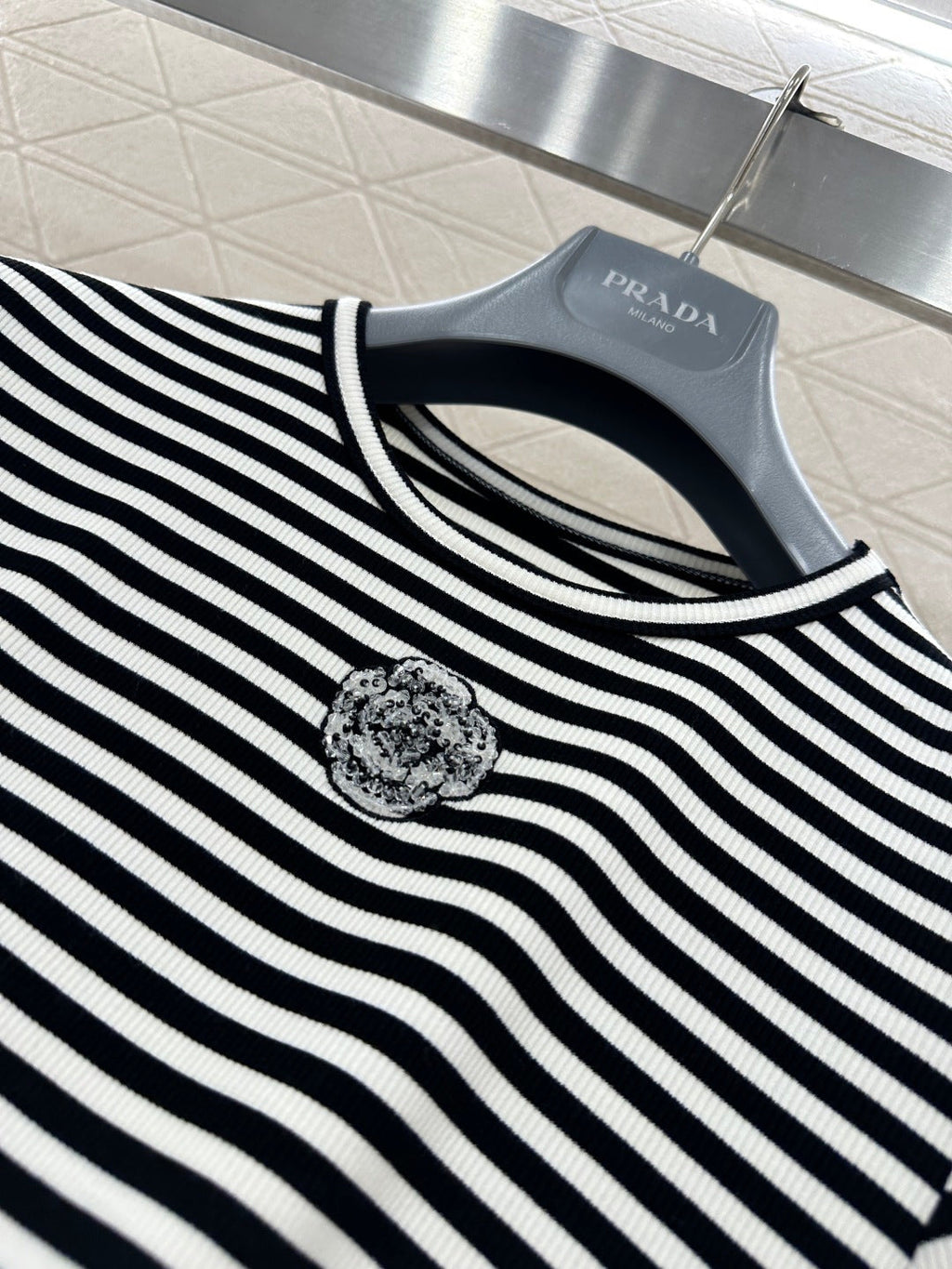 26NEW Short-sleeved T-shirt with Beaded Camellia Stripes on the Shoulders
