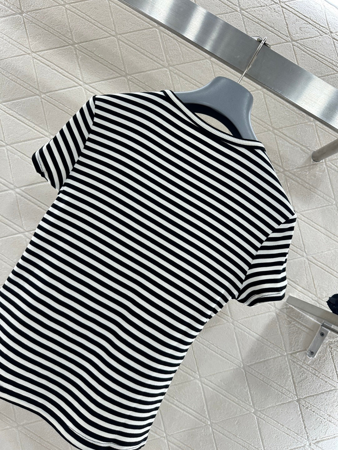 26NEW Short-sleeved T-shirt with Beaded Camellia Stripes on the Shoulders