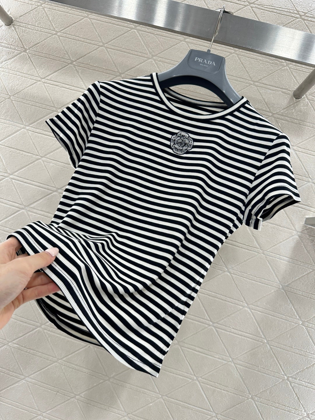 26NEW Short-sleeved T-shirt with Beaded Camellia Stripes on the Shoulders
