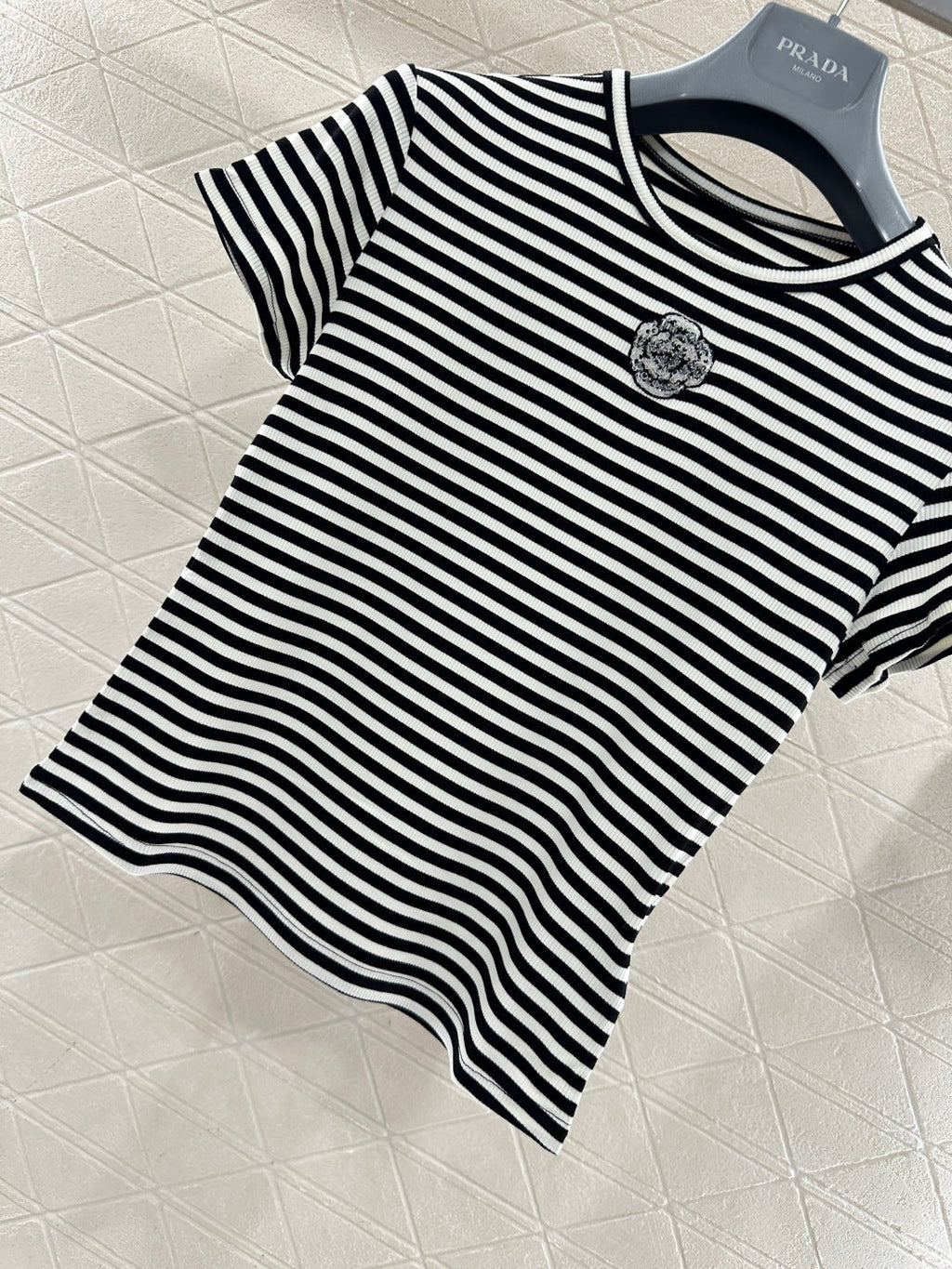 26NEW Short-sleeved T-shirt with Beaded Camellia Stripes on the Shoulders