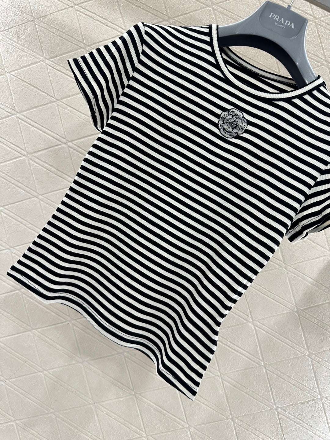26NEW Short-sleeved T-shirt with Beaded Camellia Stripes on the Shoulders