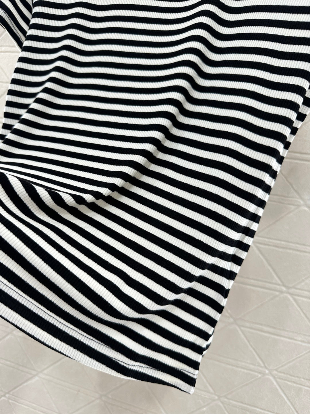 26NEW Short-sleeved T-shirt with Beaded Camellia Stripes on the Shoulders