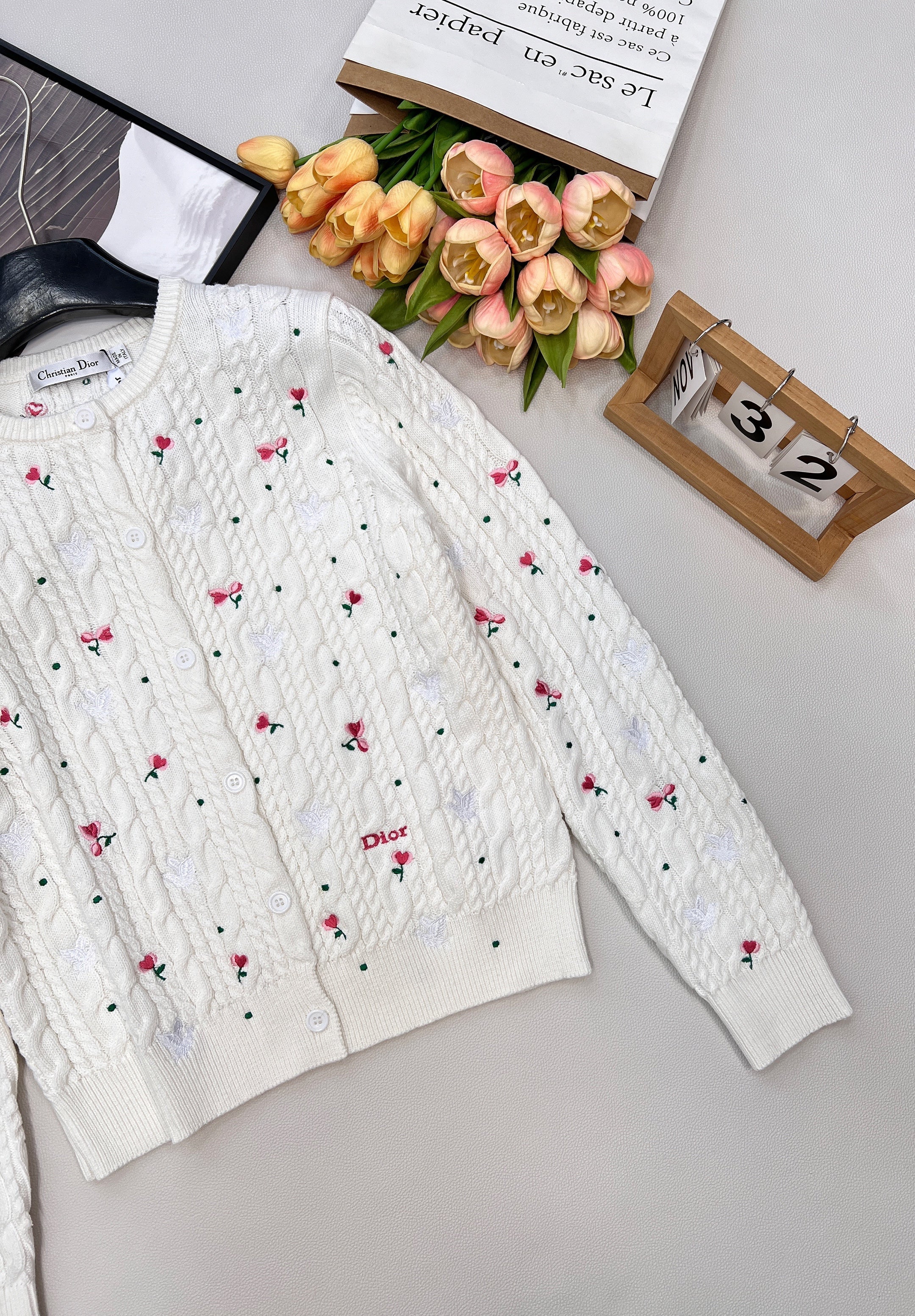 26NEW Round Neck Rose Floral Knit Cardigan