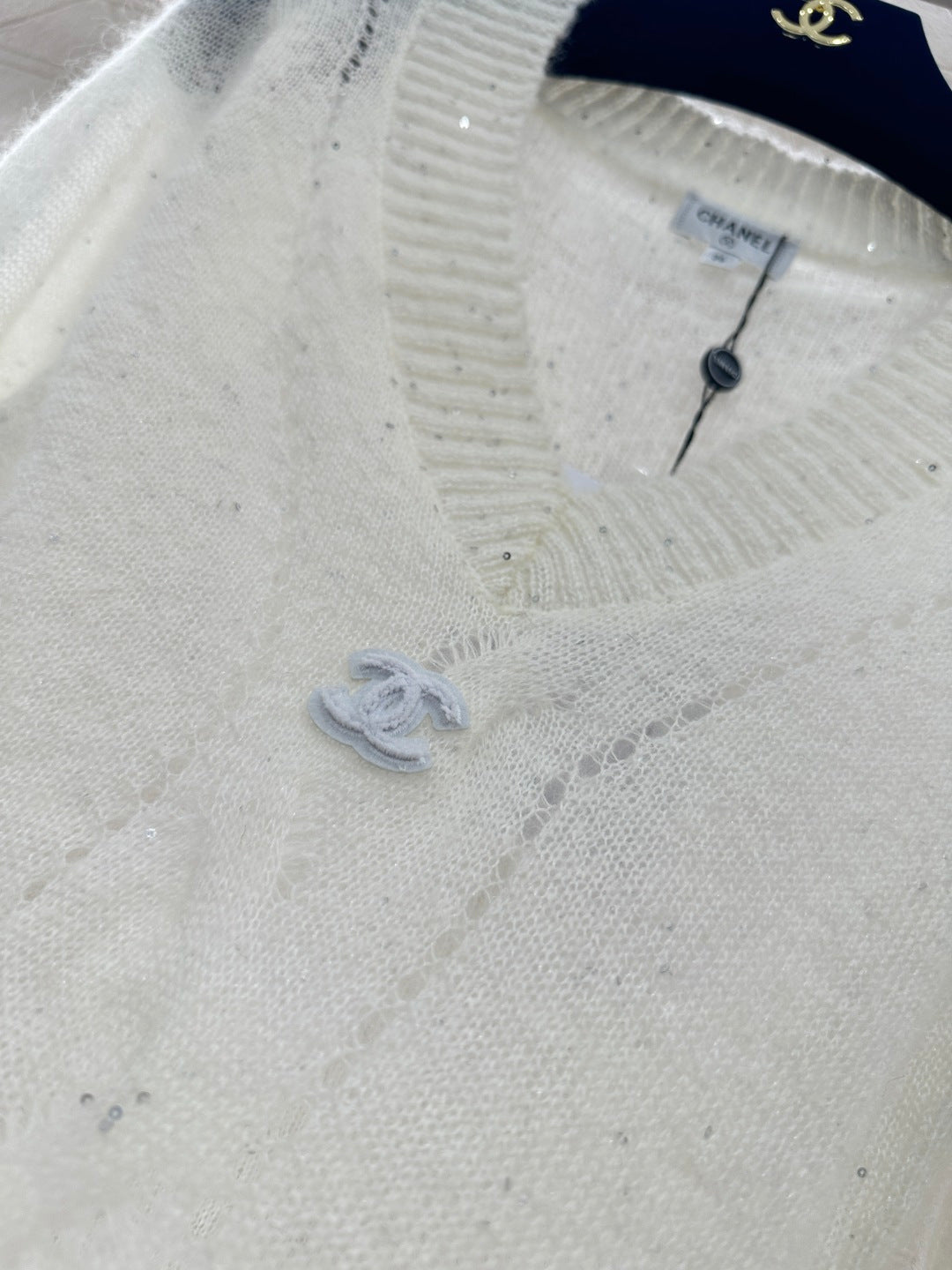 26NEW Heart Neckline Sequined Knit Sweater