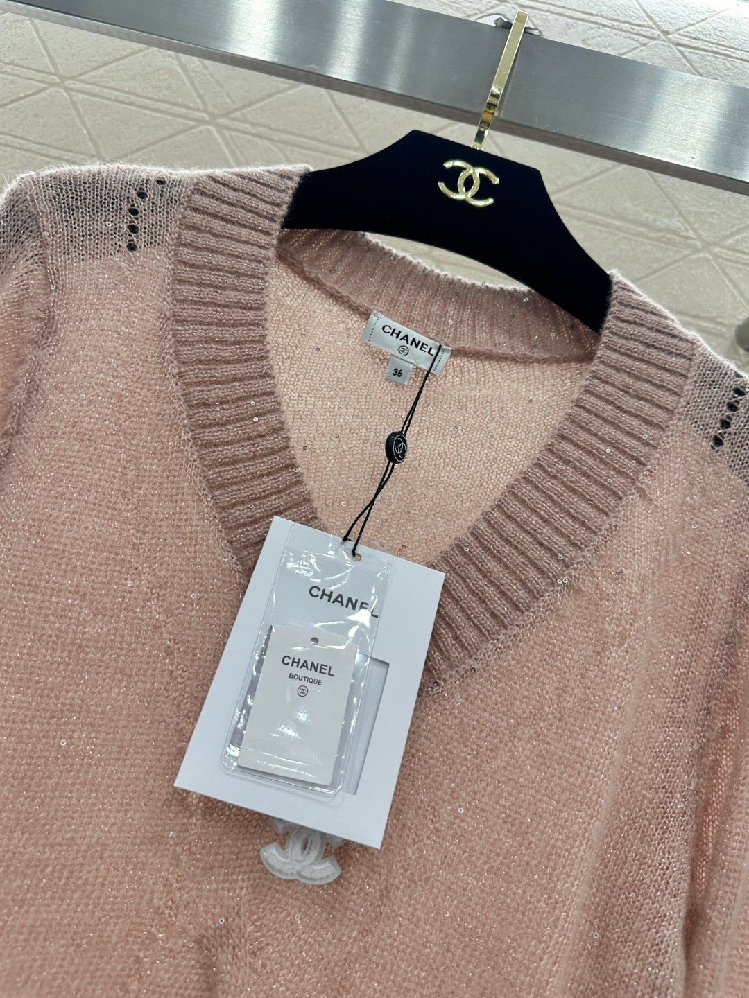 26NEW Heart Neckline Sequined Knit Sweater