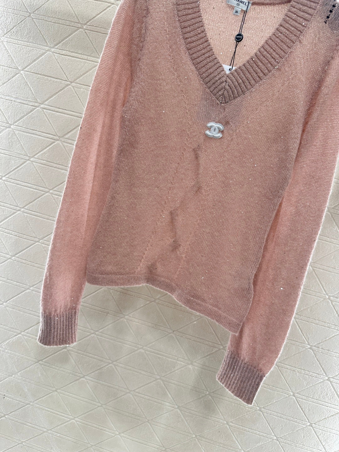 26NEW Heart Neckline Sequined Knit Sweater