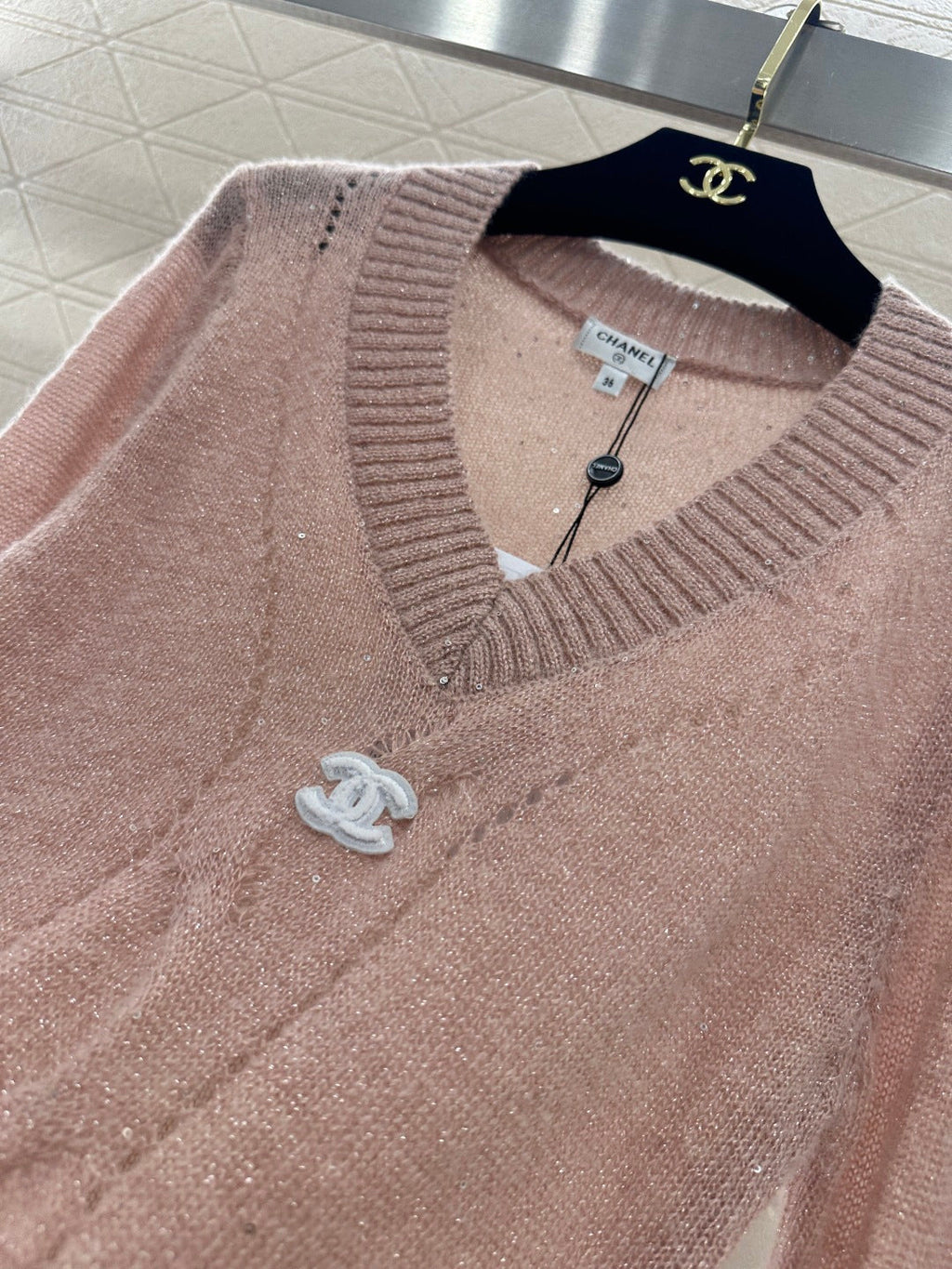 26NEW Heart Neckline Sequined Knit Sweater