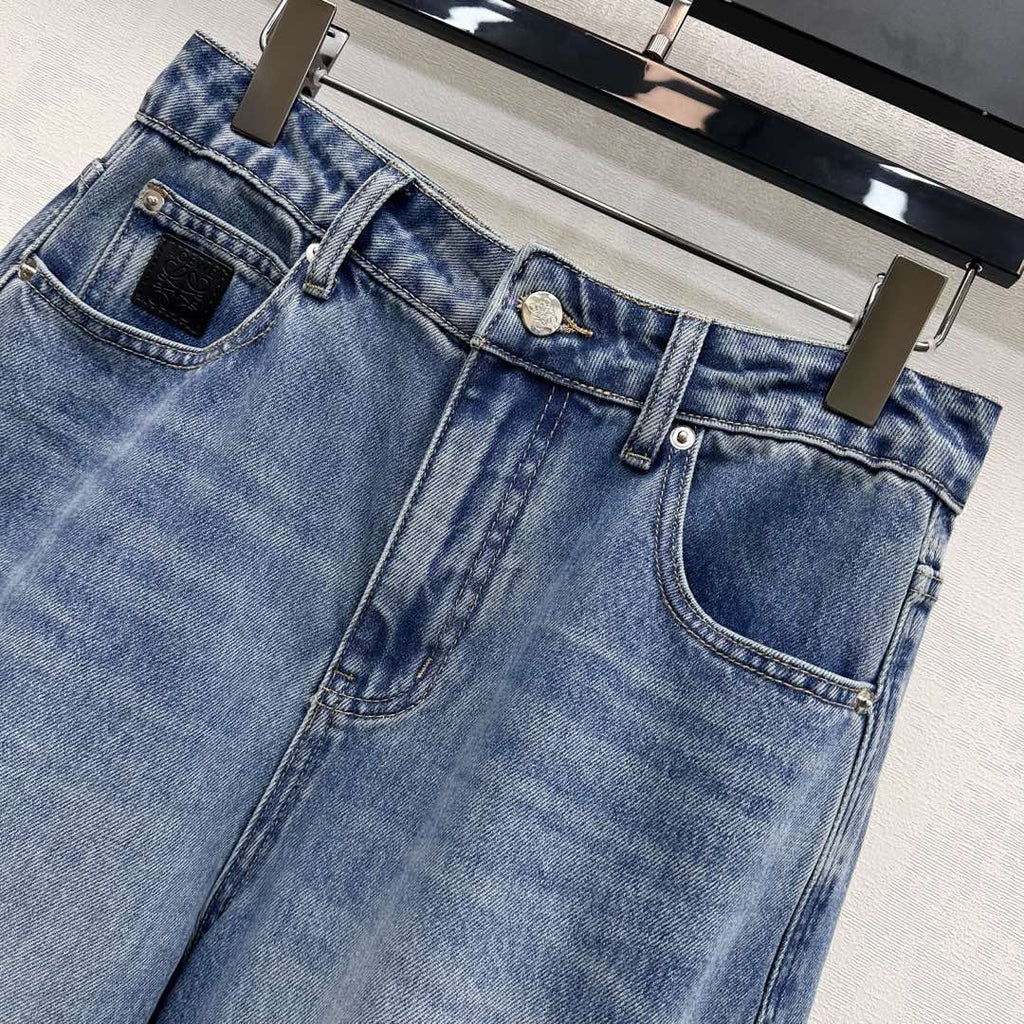 26NEW distressed curved denim jeans