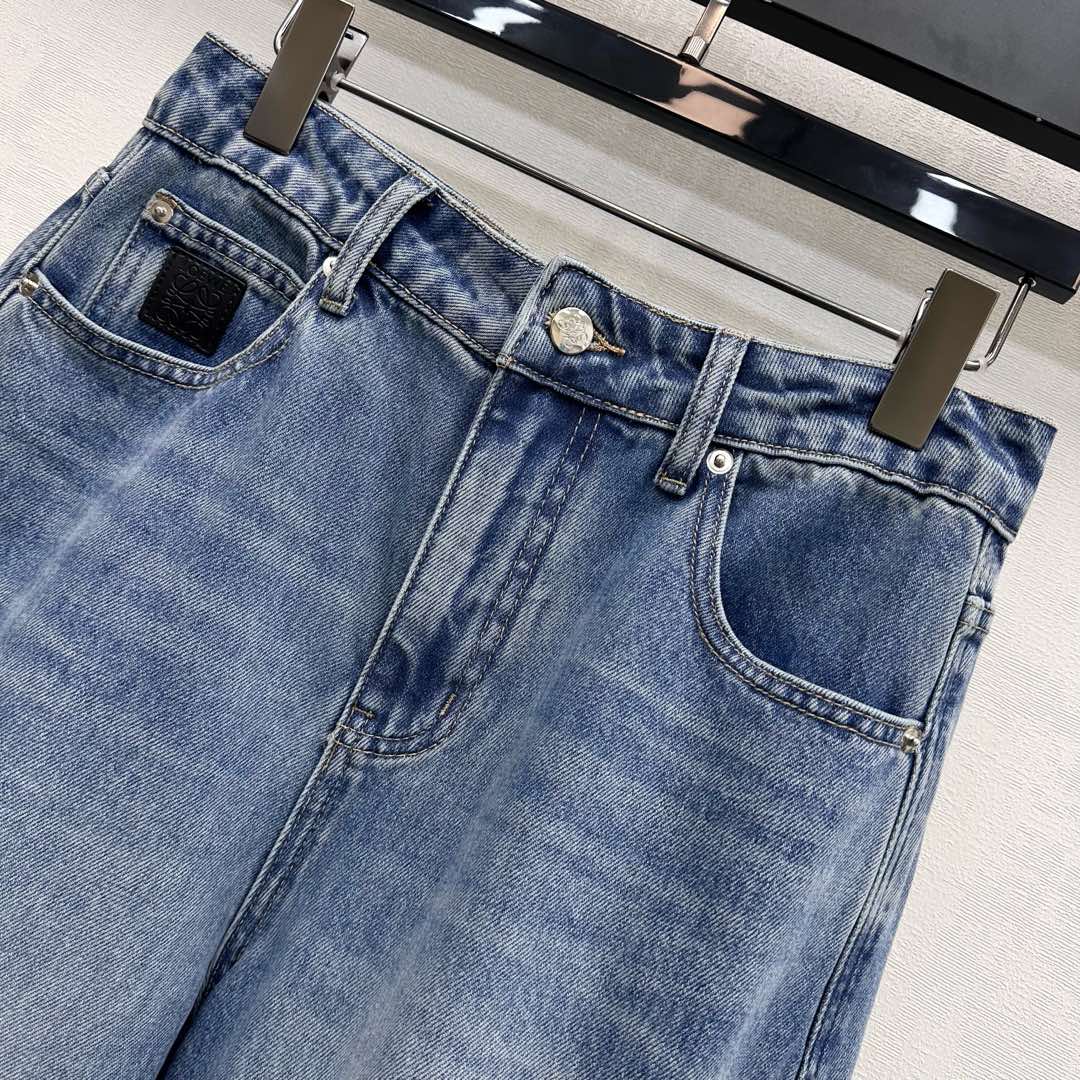 26NEW distressed curved denim jeans
