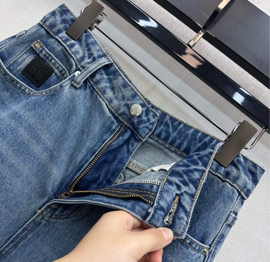 26NEW distressed curved denim jeans