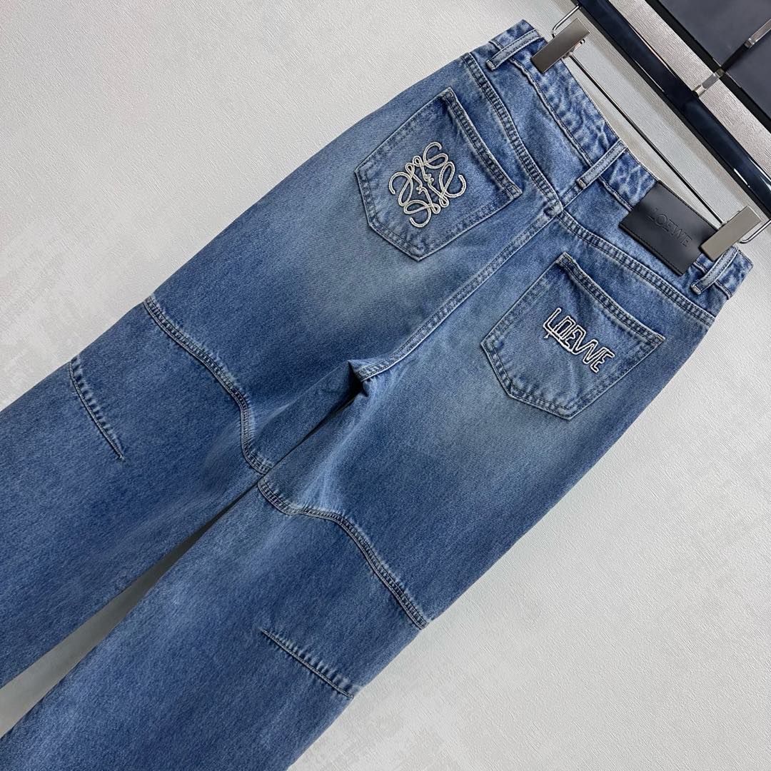 26NEW distressed curved denim jeans