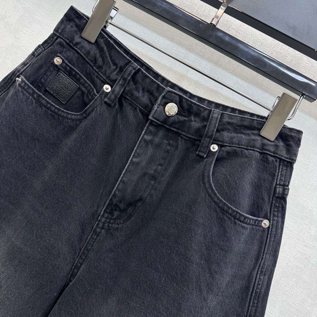 26NEW distressed curved denim jeans
