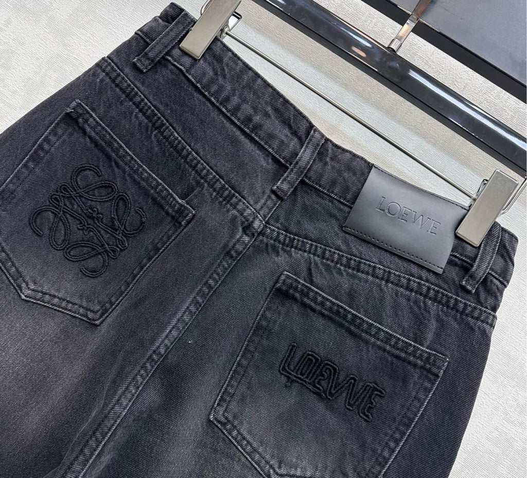 26NEW distressed curved denim jeans