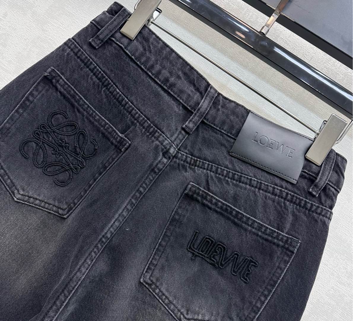 26NEW distressed curved denim jeans
