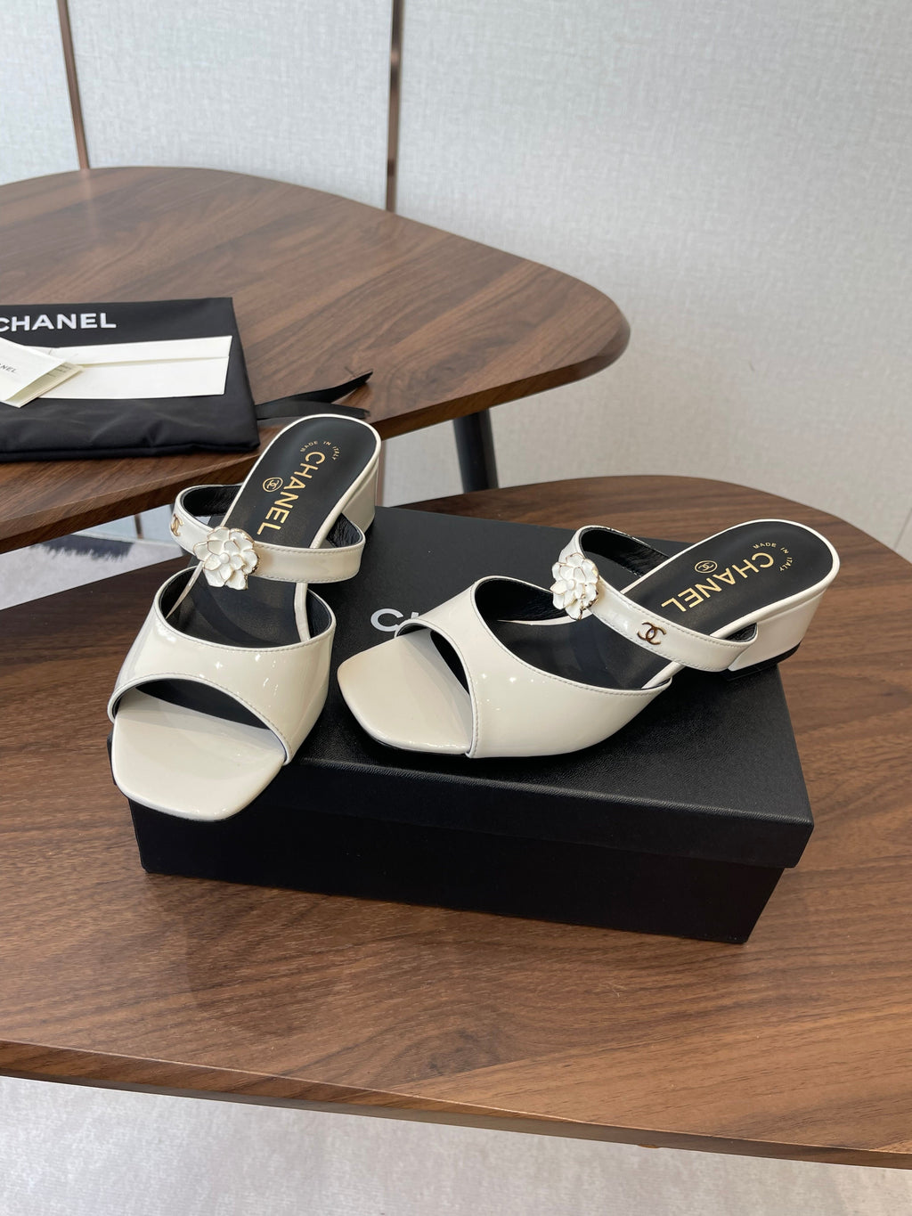 26NEW Camellia-decorated Slippers