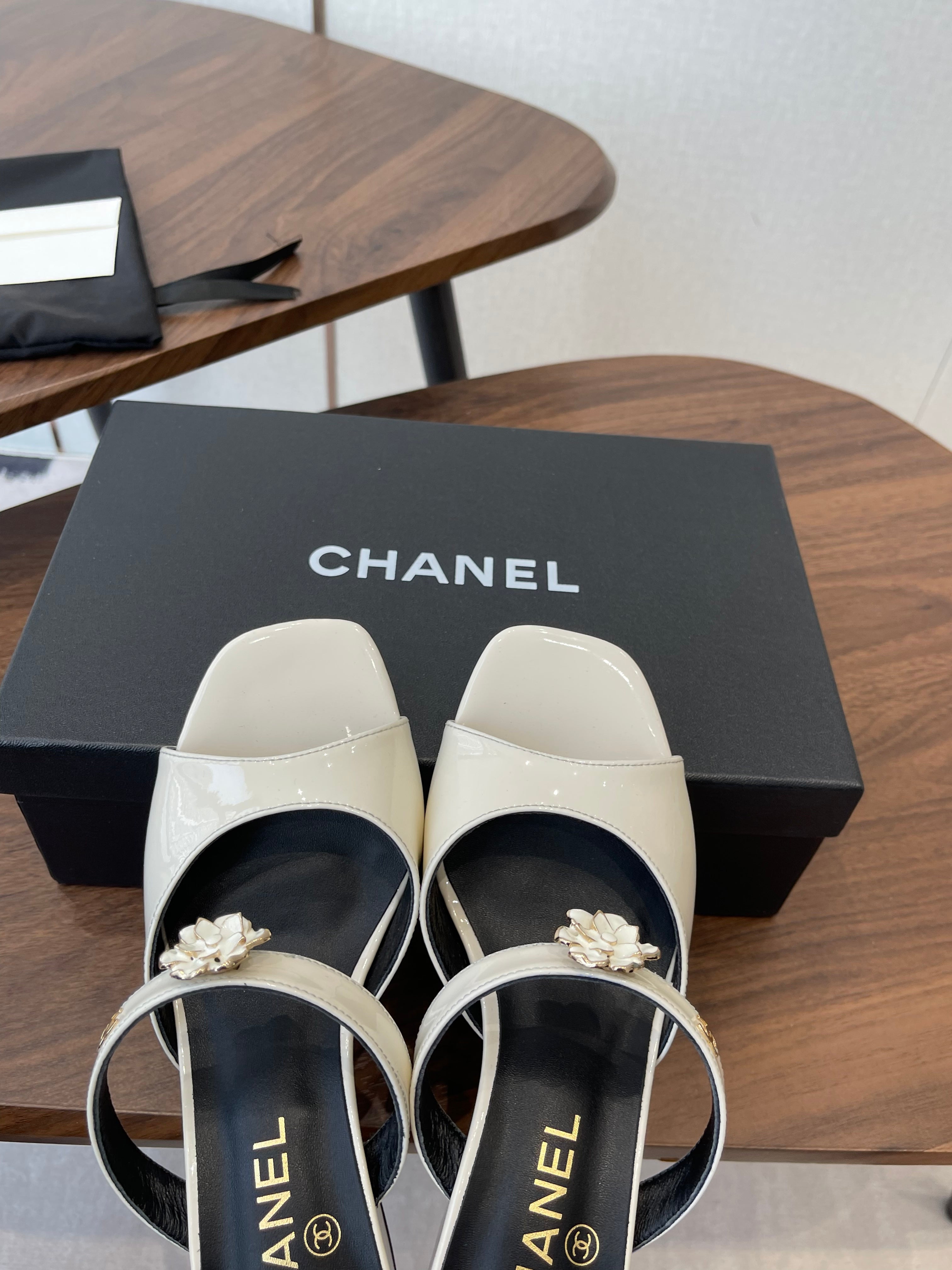 26NEW Camellia-decorated Slippers