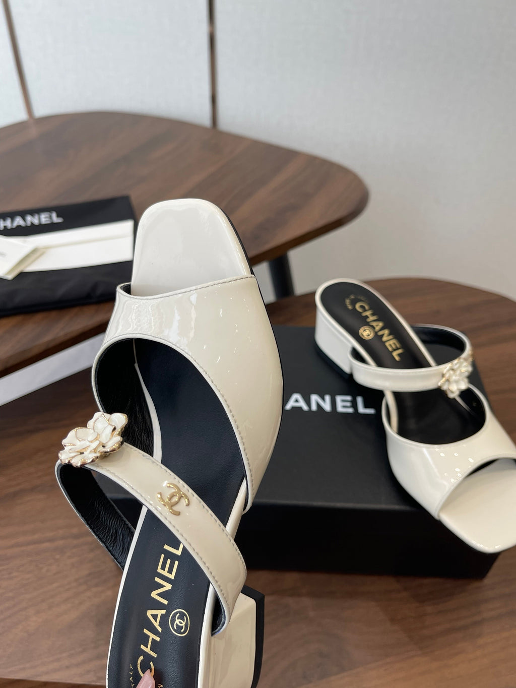 26NEW Camellia-decorated Slippers