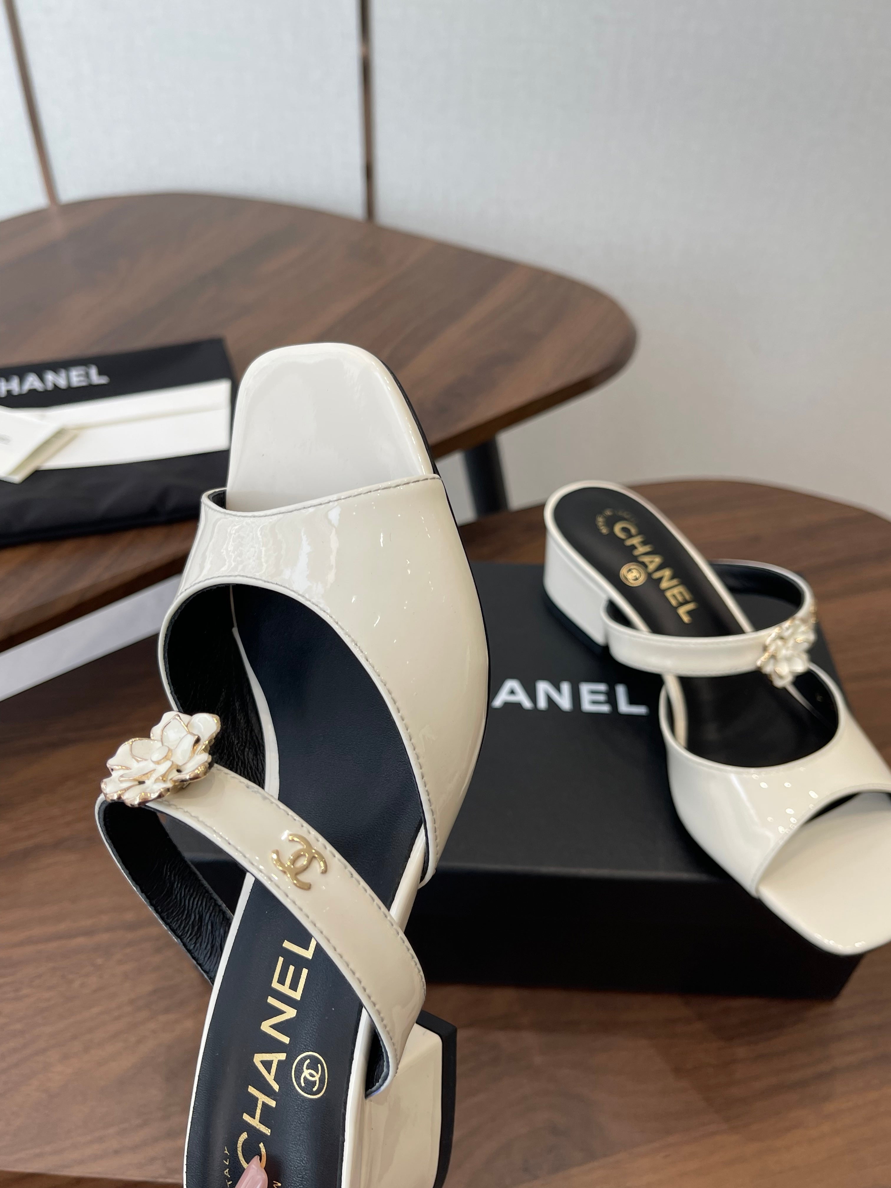 26NEW Camellia-decorated Slippers