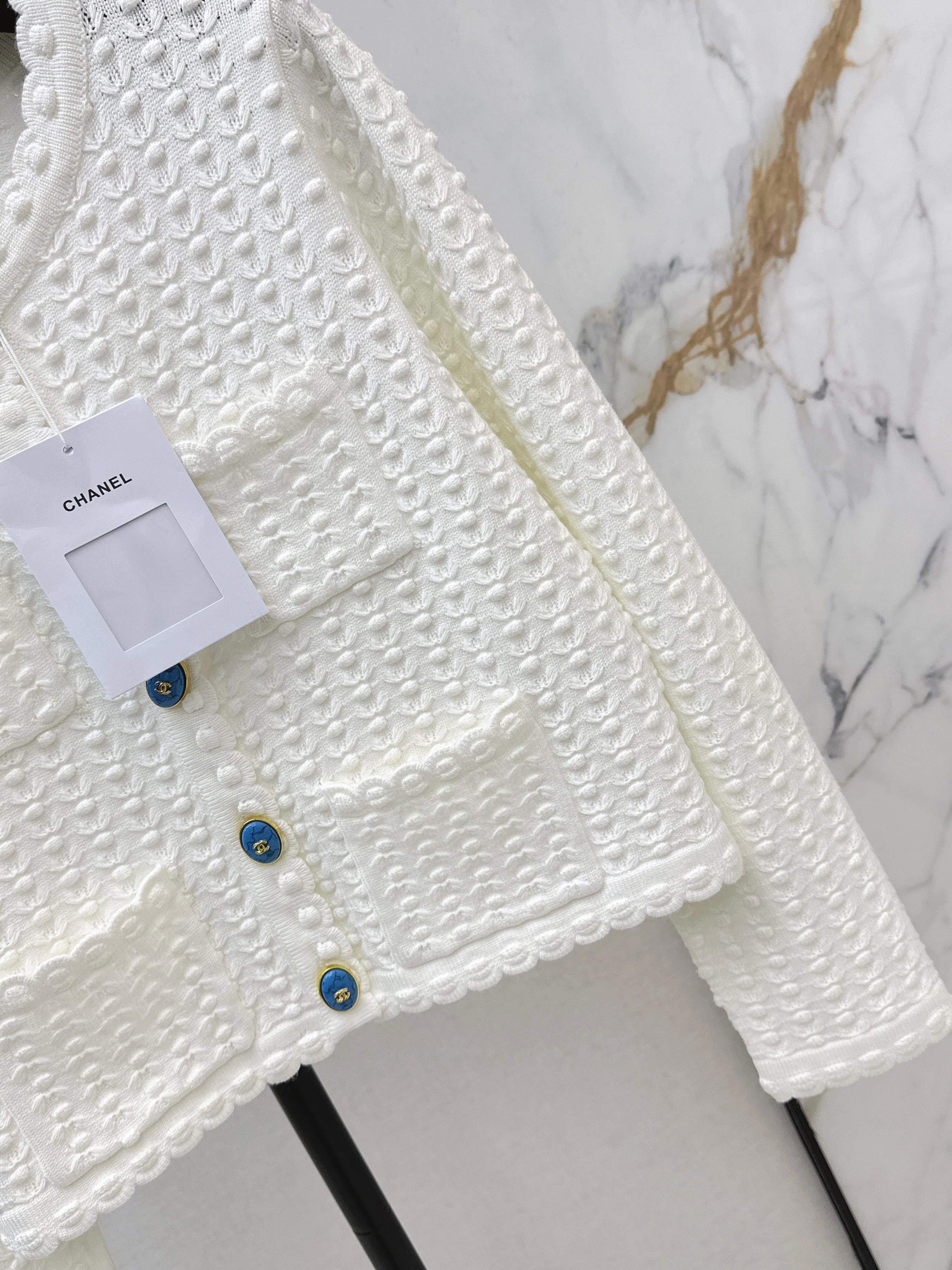 26NEW White Embossed Knit Cardigan