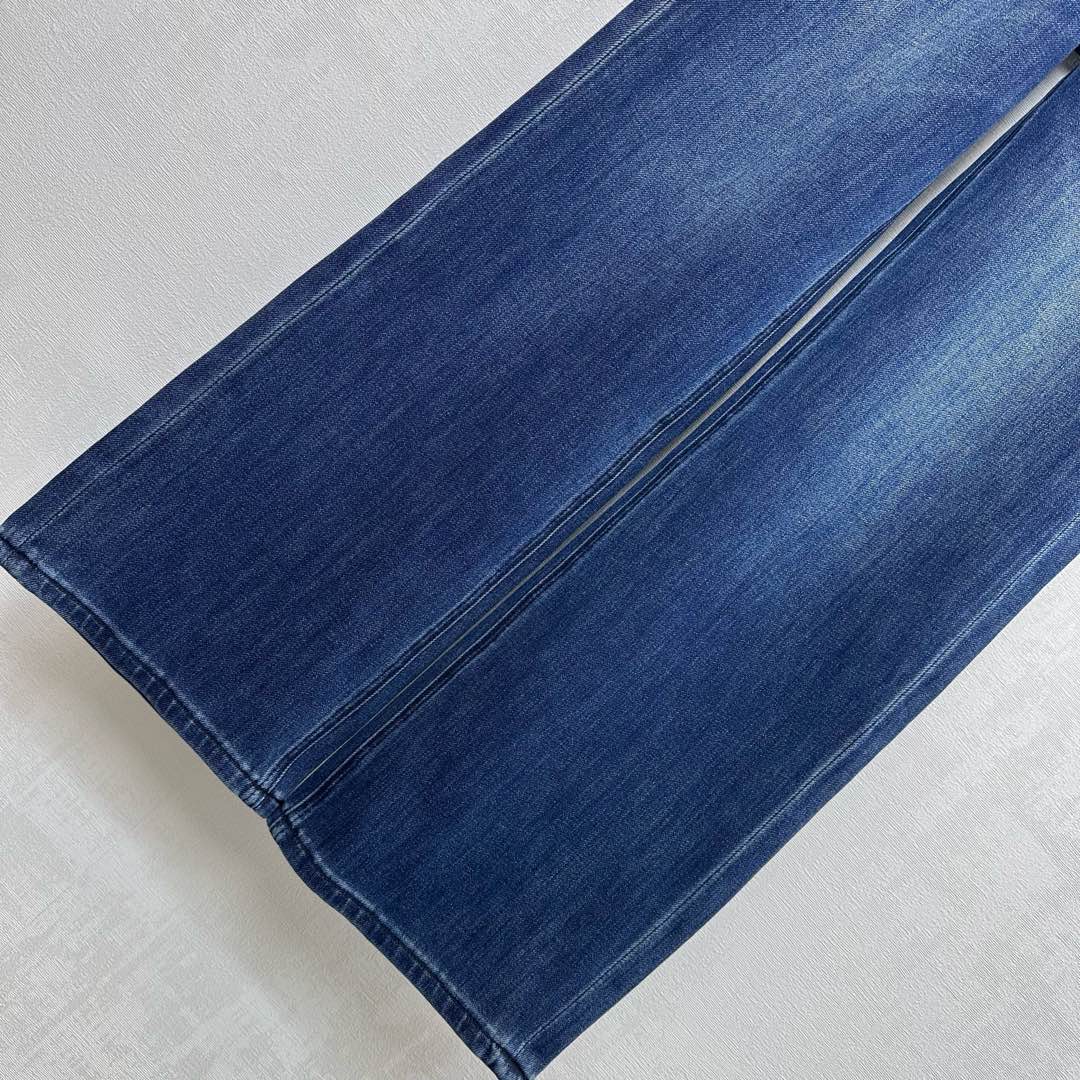26NEW Pleated Distressed Jeans