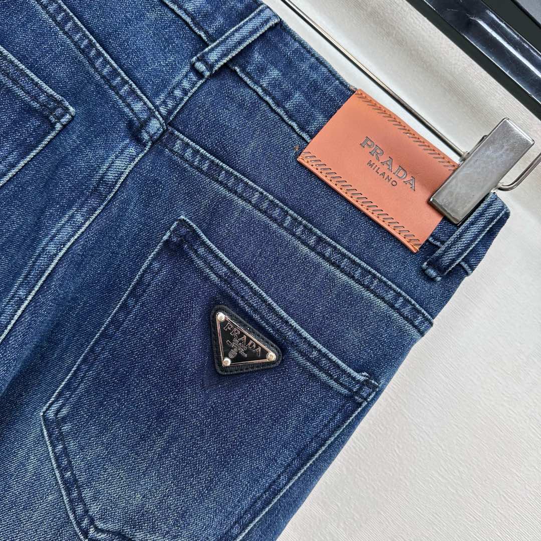 26NEW Pleated Distressed Jeans