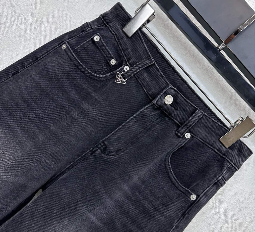 26NEW Pleated Distressed Jeans