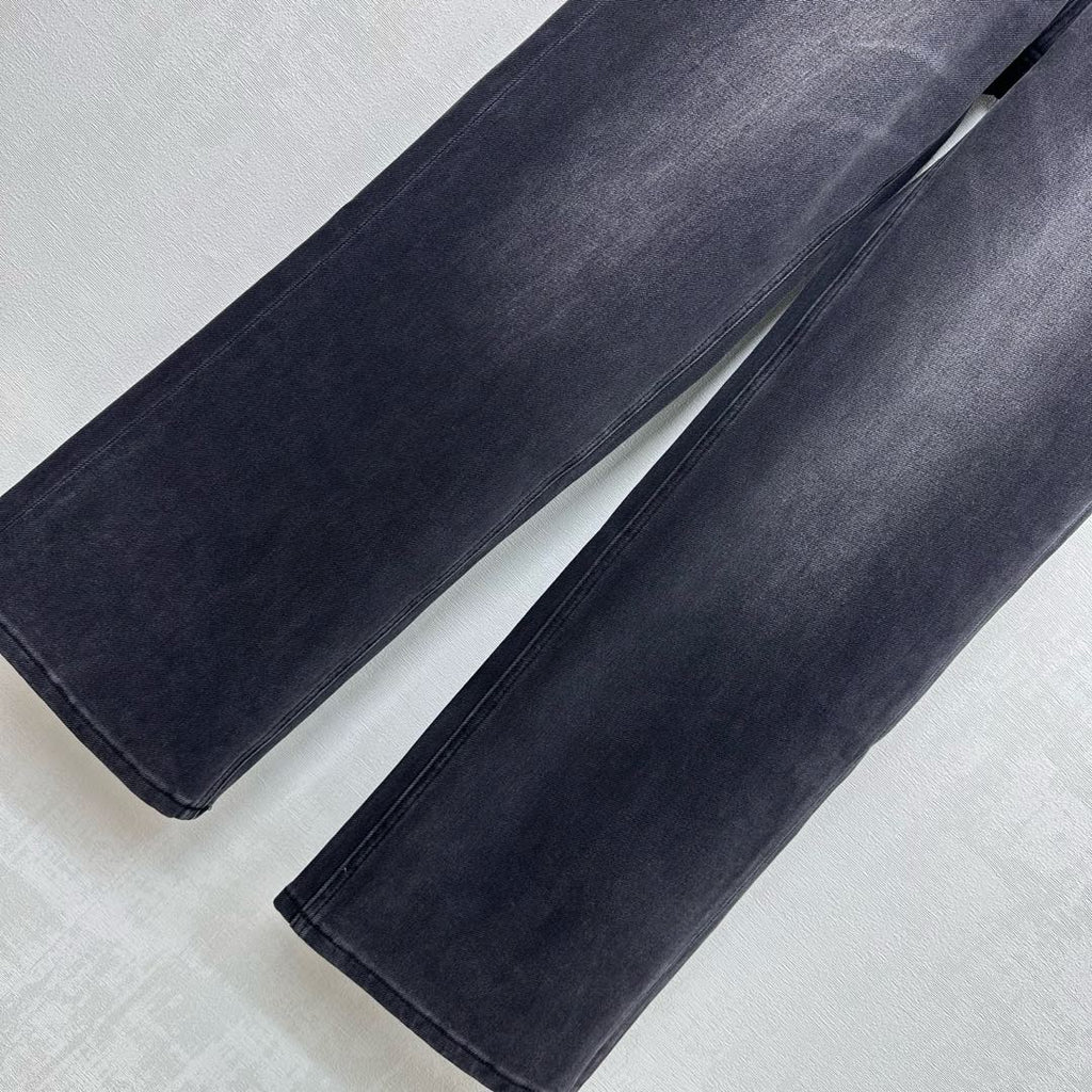 26NEW Pleated Distressed Jeans