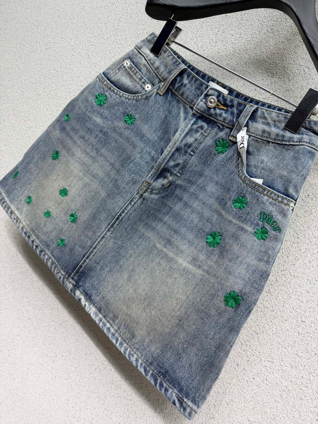 26NEW Four-Leaf Clover Embroidered Denim Skirt