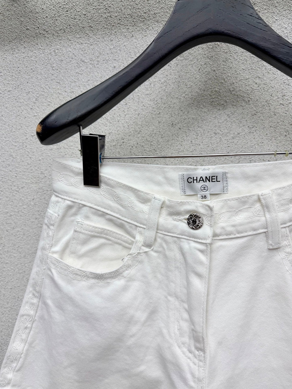 26NEW White Denim Shorts with Double C on Both Sides and Pockets