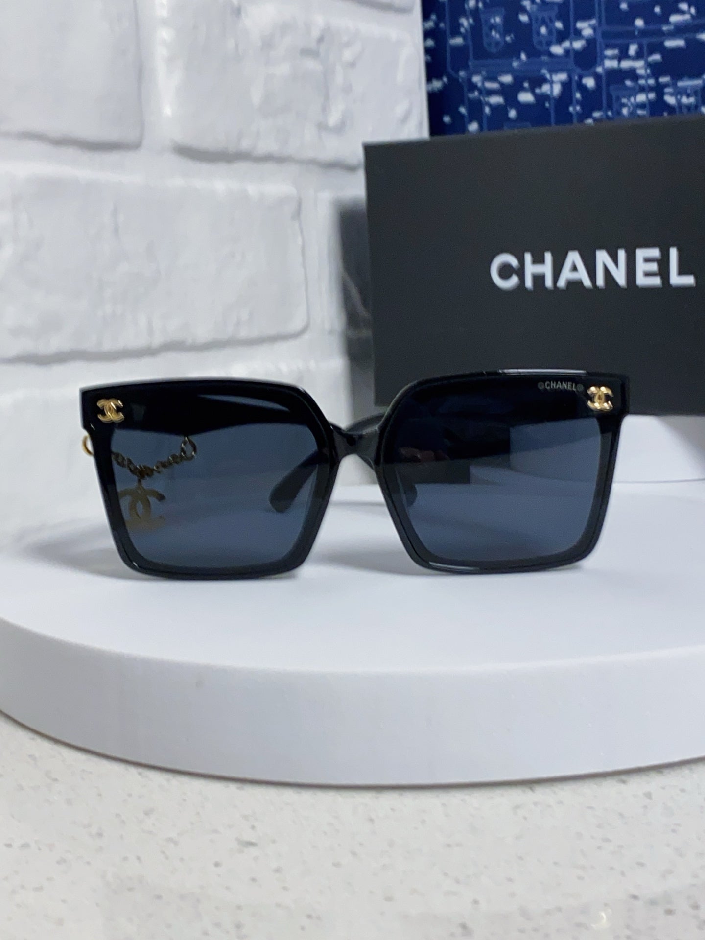 New square-framed women's sunglasses